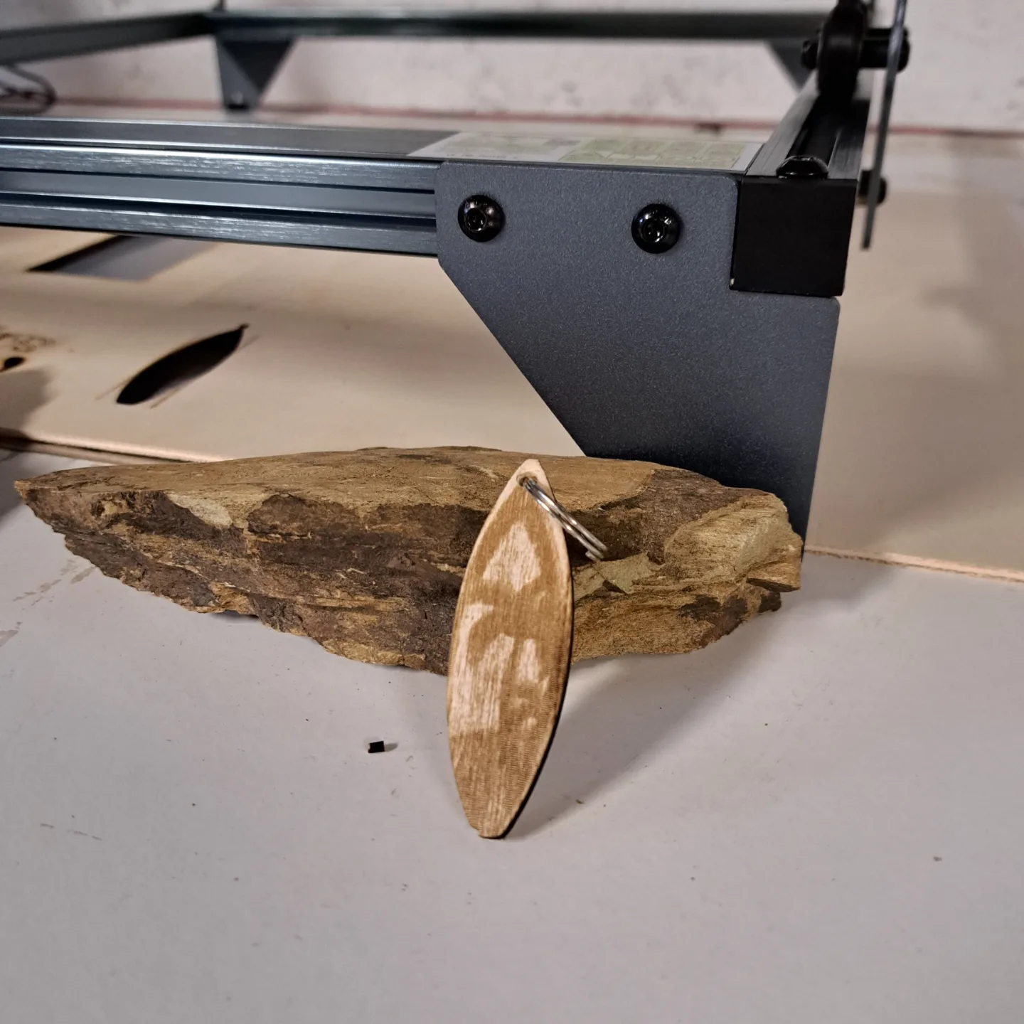 Llavero de madera personalizado con forma de tabla de surf